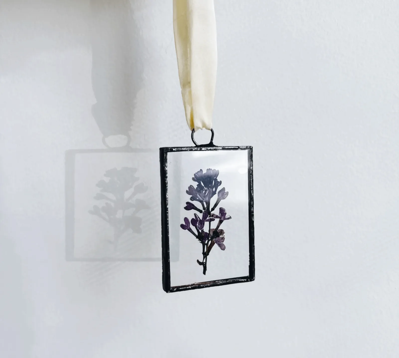 Ornamento de natal com flores prensadas
