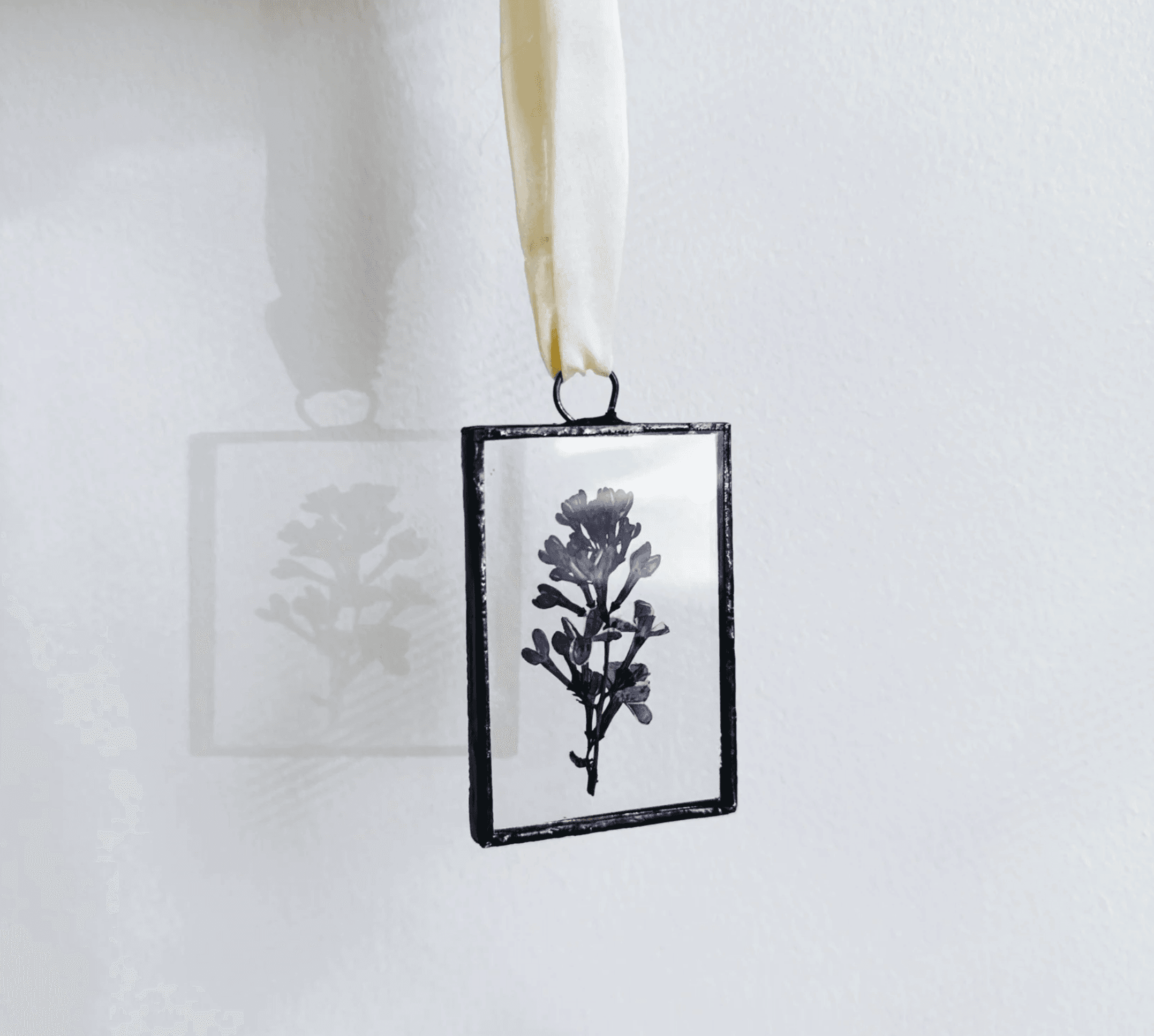 Ornamento de natal com flores prensadas