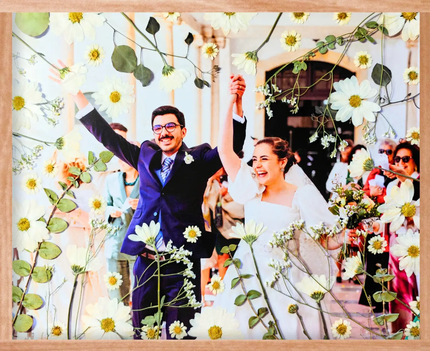 Quadro de flores prensadas com fotografia personalizada como fundo